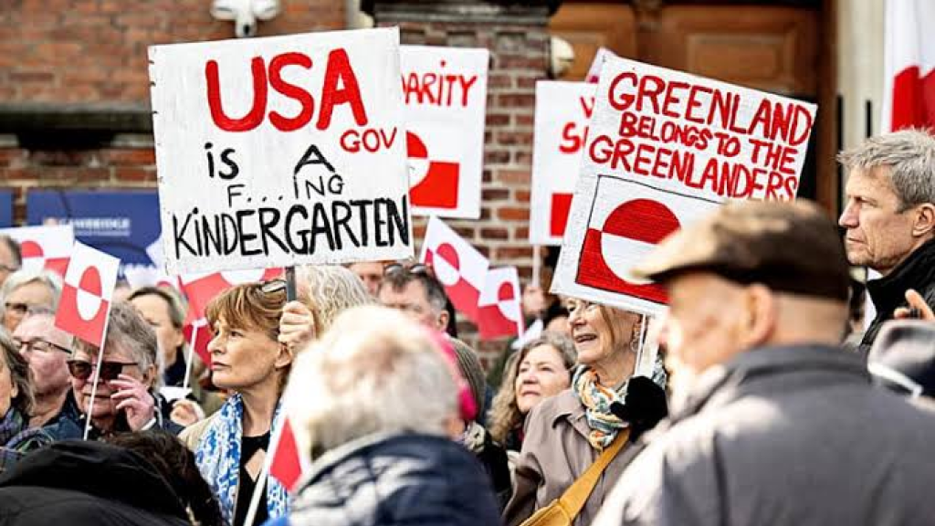 تظـ.ـاهراتٌ حاشدةٌ في كوبنهاغن رفضًا لأطماع ترامب في غرينلاند
