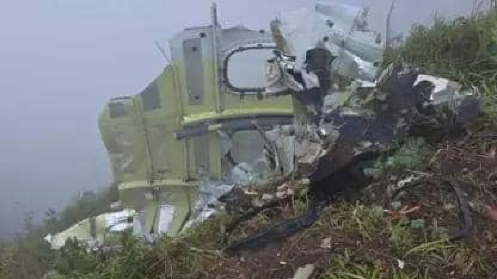 إندونيسيا تعثر على حطام طائرة وتكثف البحث عن 11 مفقودا (فيديو) 