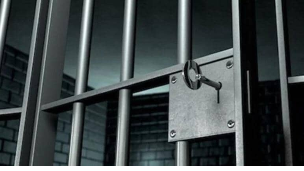 حارسة سجن تمارس فعلًا جنسيًا مع أحد السجناء