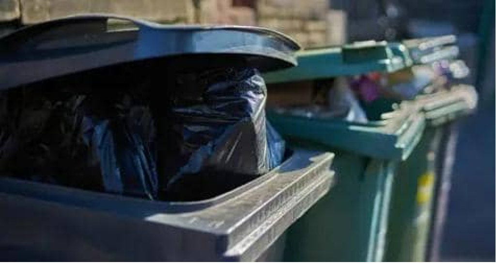 رُميت بالخطأ.. نبش مكب نفايات لأجل كيس نقود في تركيا (فيديو) 