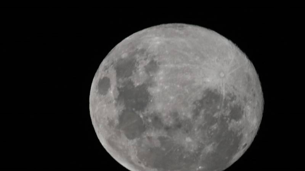 لماذا سطح القمر غير متناظر؟