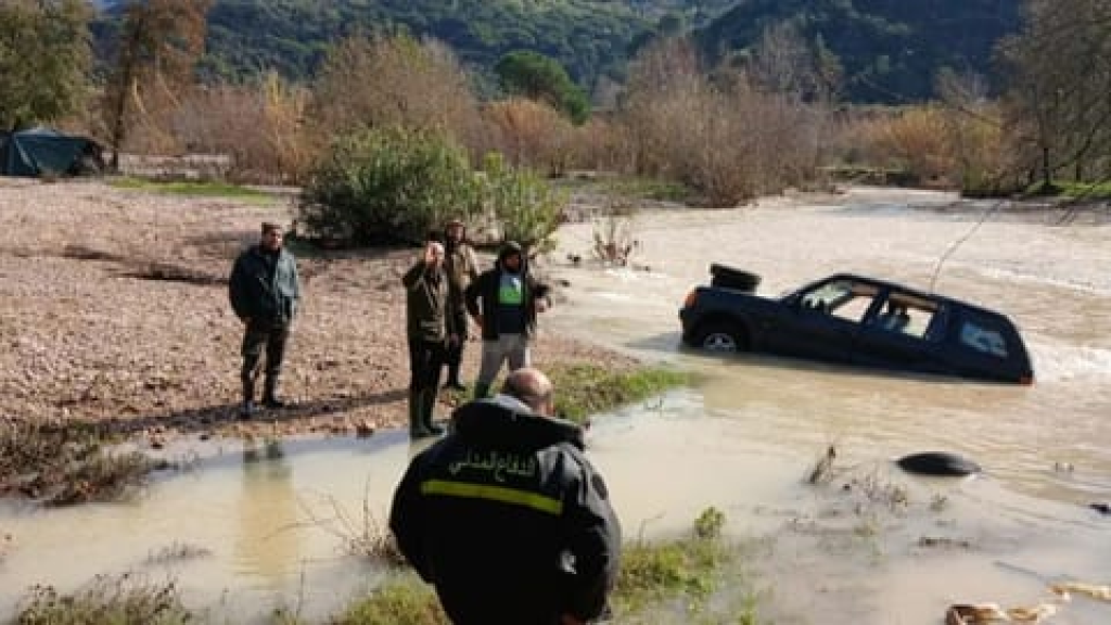 سقطت سيارتهم في النهر… ونصيحة بتجنّب هذه الطرقات