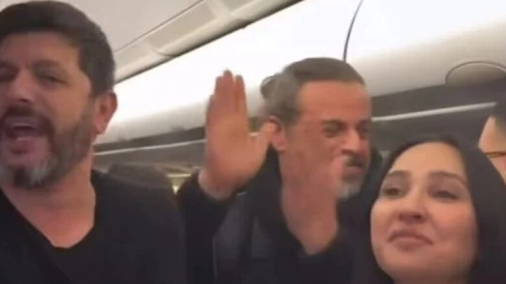 رقص وغناء مع الركاب.. هذا ما حصل مع مشاهير لبنان على الطائرة خلال عودتهم من الرياض (فيديو)