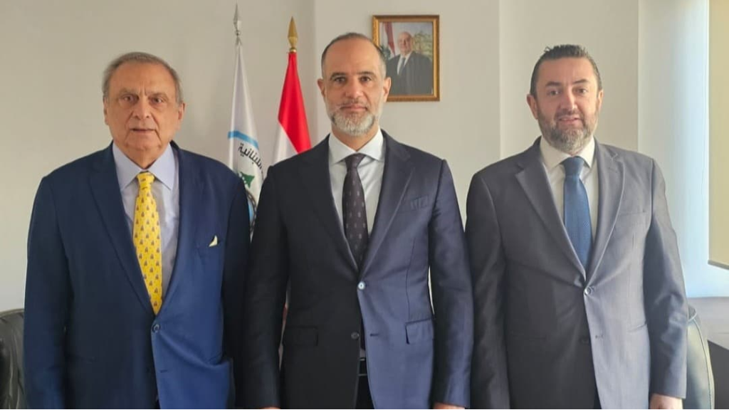 حبيب عرض مع رسامني المشاريع والخطط لتأمين استمرارية القروض الإسكانية
