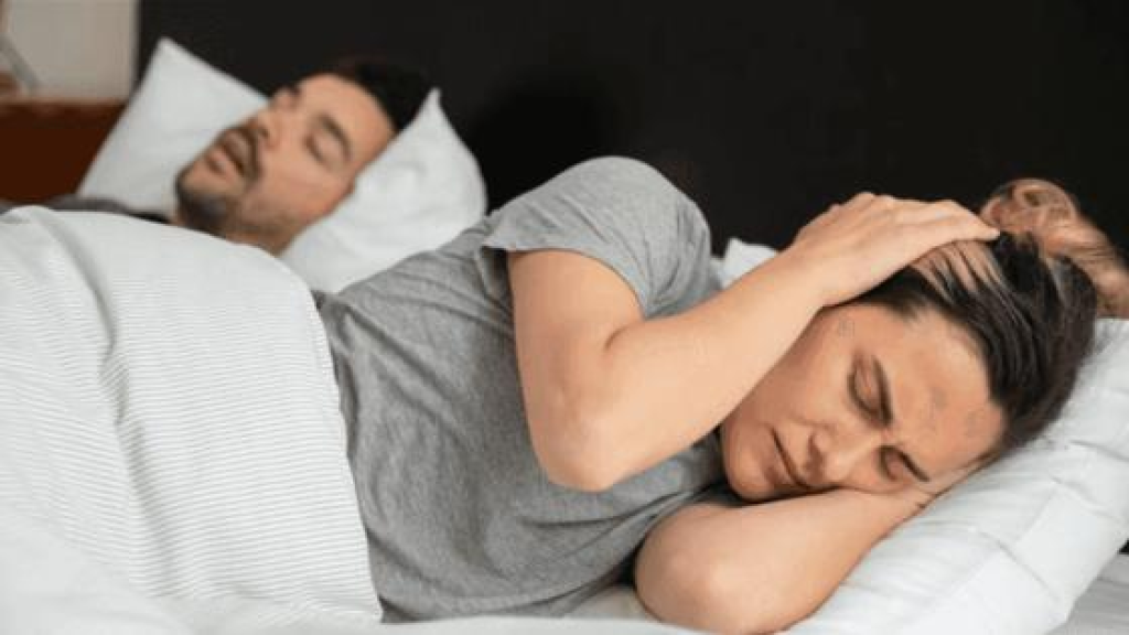 لماذا لا تستيقظ على صوت شخيرك؟ طبيب يكشف السر