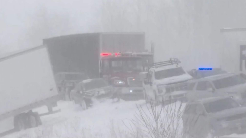 حادث تصادم بين 100 سيارة وشاحنة يغلق طريقاً سريعاً بولاية ميشيغان الأميركية (فيديو)