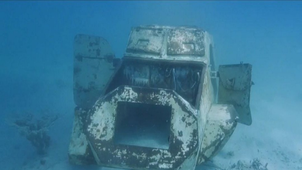 دبابات بالبحر الأحمر..غواص مصري يوثق متحفًا عسكريًا تحت الماء بالغردقة (فيديو)