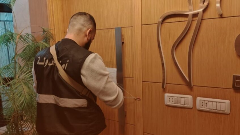 حوّل منزله إلى عيادة غير مرخصة… وأمن الدولة يختمها بالشمع الأحمر