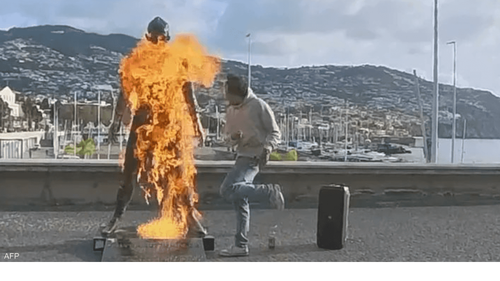 شاب يشعل النار في تمثال رونالدو ويوجه له 