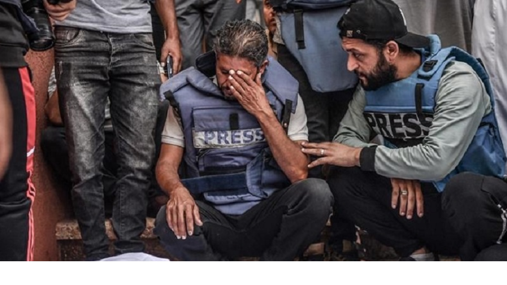 بالصور – الاحتلال يستهدف مركبة صحافيين في غزة.. وشهداء!