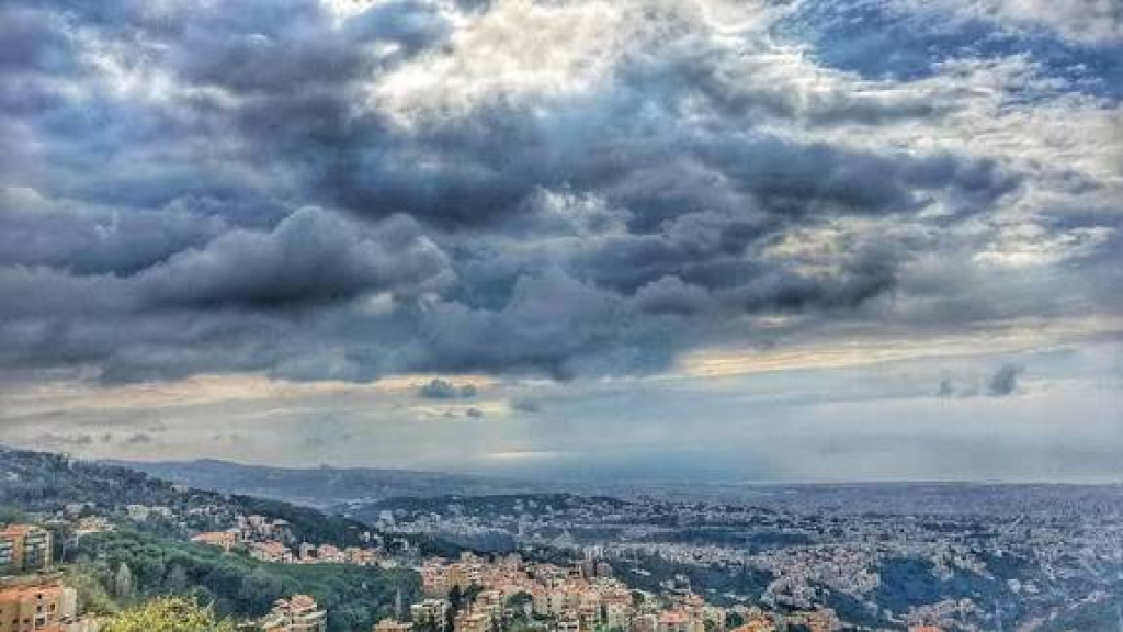طقس لبنان.. غدًا رياح محملة بالغبار وأمطار موحلة نهارًا تشتد غزارتها ليلًا