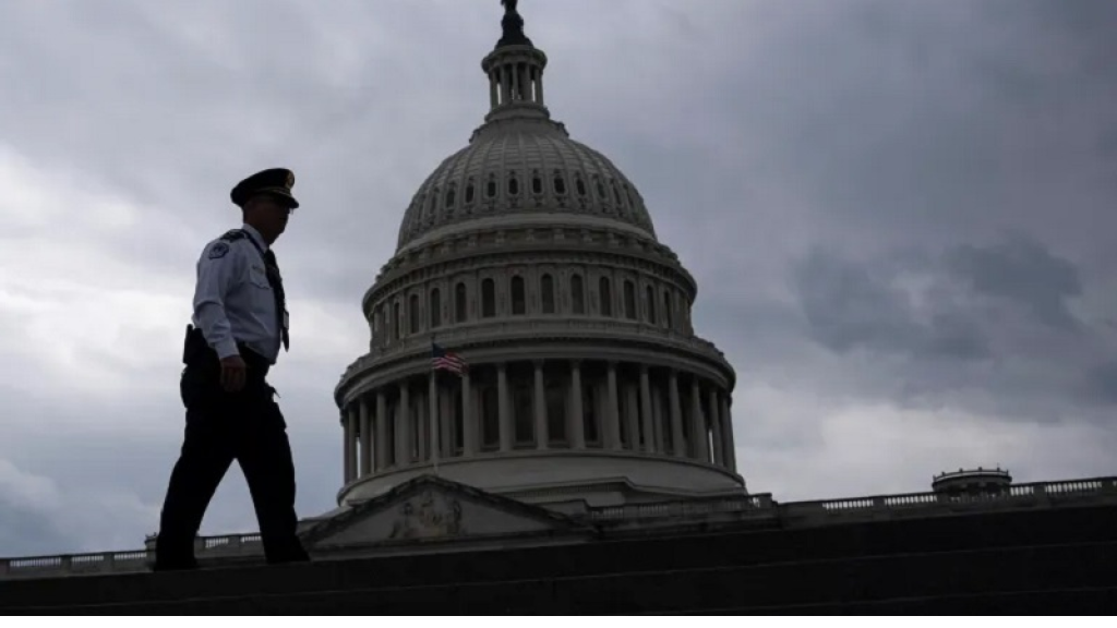 الكونغرس يرفض قراراً لتقييد صلاحيات ترامب العسكرية ضد فنزويلا