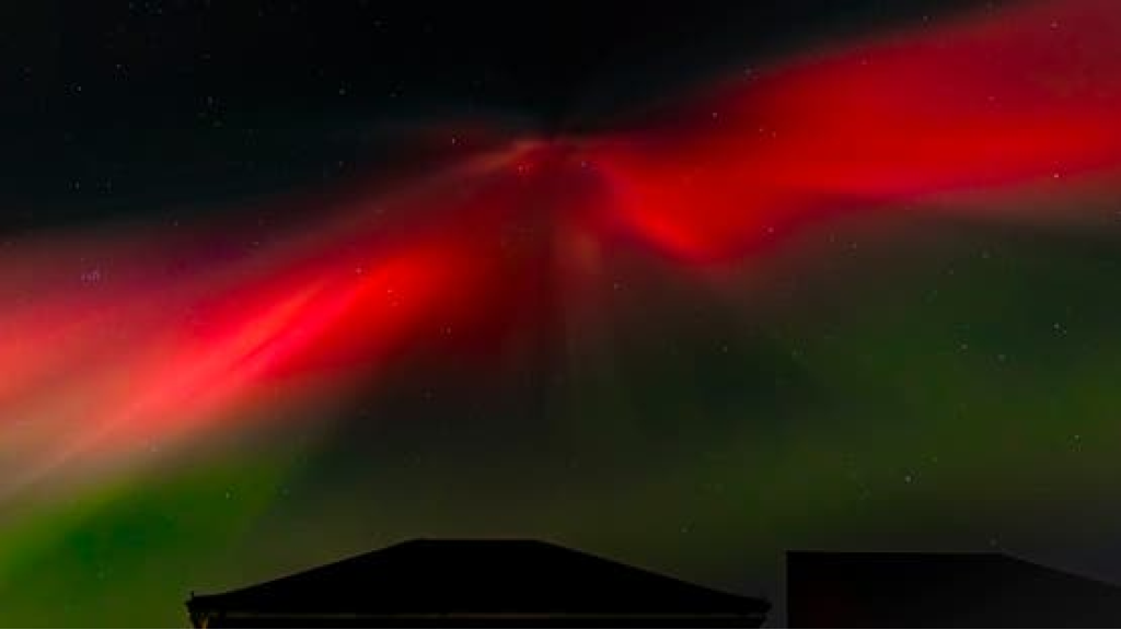 مع أقوى عاصفة شمسية تضرب الأرض.. سماء أوروبا تتحول للأحمر