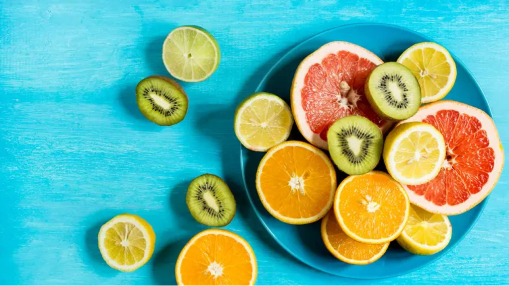 صراع العمالقة نحو المناعة.. الكيوي أم البرتقال: أيهما يمنحك جرعة أكبر من فيتامين C ؟