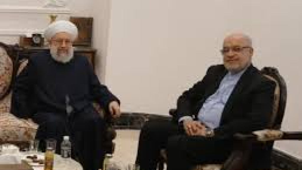 الشيخ حمود يستقبل السفير الإيراني ويقدّم له درعًا تكريمية