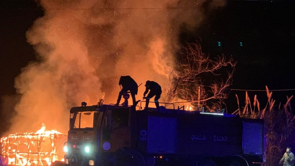 حريق ضخم في مخيمات نازحين بمدنية صور… والدفاع المدني يتدخل! (صورة وفيديو)