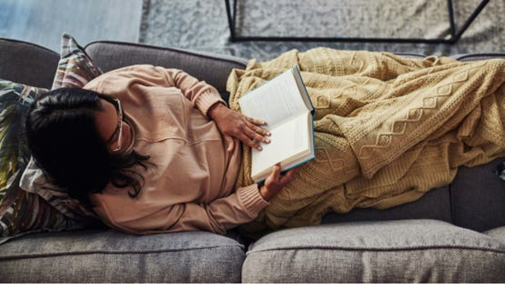 لمن يفضل قضاء العطلات الأسبوعية بالمنزل.. 8 صفات تميزك عن غيرك