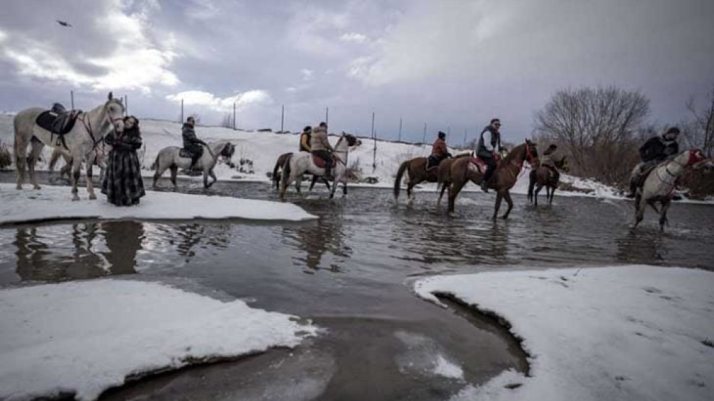 سفاري الخيل في أرضروم.. مغامرة عبر السهول والأنهار المتجمدة- (صور)