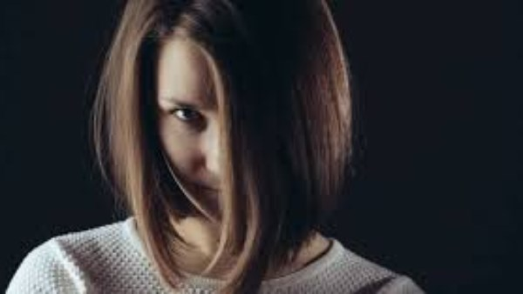 كيف تكتشفين الرجل النرجسي قبل الارتباط؟.. 10 علامات مبكرة تحذرك