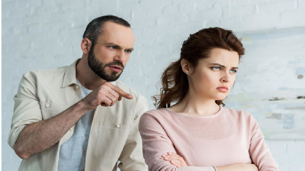 عالمة نفس تكشف العلامات التحذيرية لسلوك الشريك العدواني