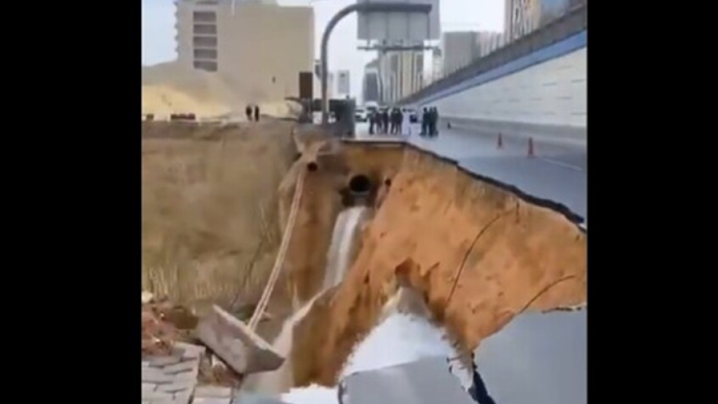 السعودية.. انهيار طريق في الرياض (فيديو)