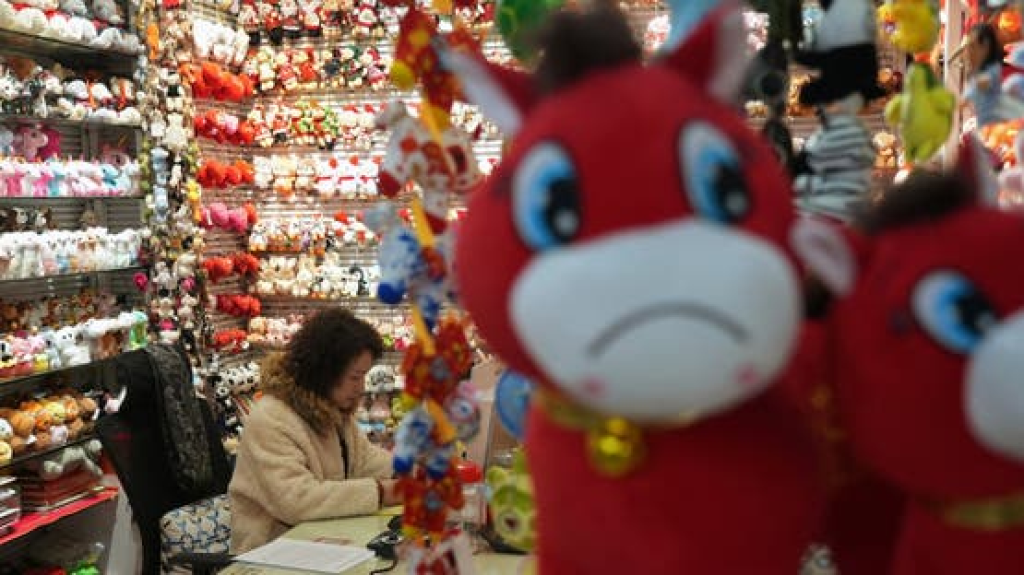 الحصان الباكي.. خطأ تصنيع يحوّل دمية إلى ترند صيني (فيديو)