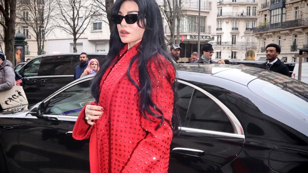 بالصور.. الأحمر الناري يكتب فصلاً جديدًا من أناقة هيفاء وهبي في باريس