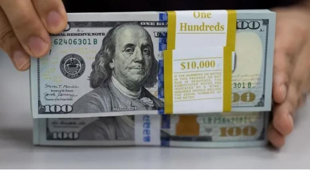 وصل لأدنى مستوى في 4 سنوات.. رهانات على هبوط أكبر للدولار