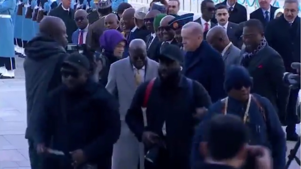 سقوط رئيس نيجيريا خلال استقباله بالقصر الرئاسي التركي (فيديو)