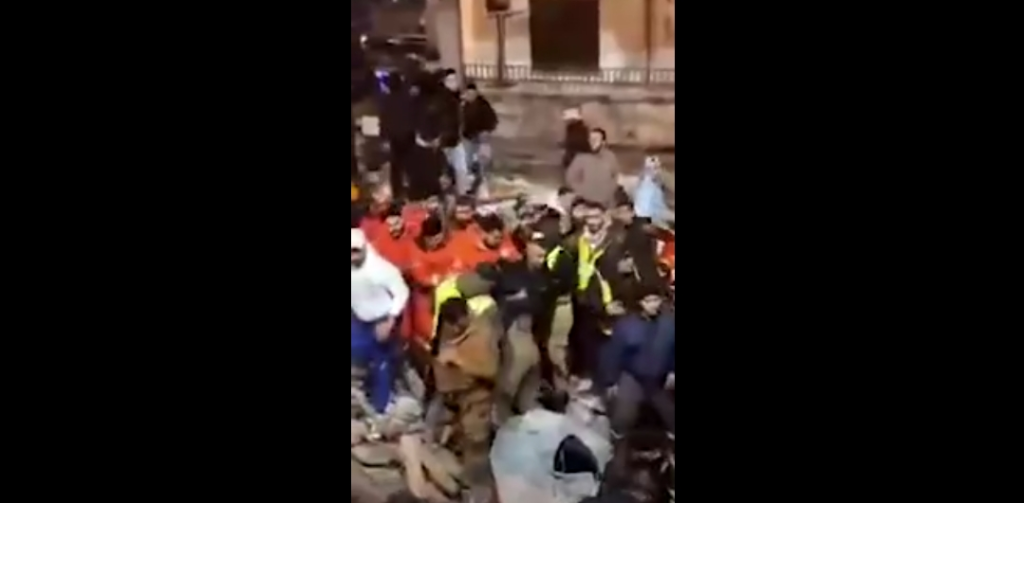 بالفيديو: لحظة انتشال جثّة 