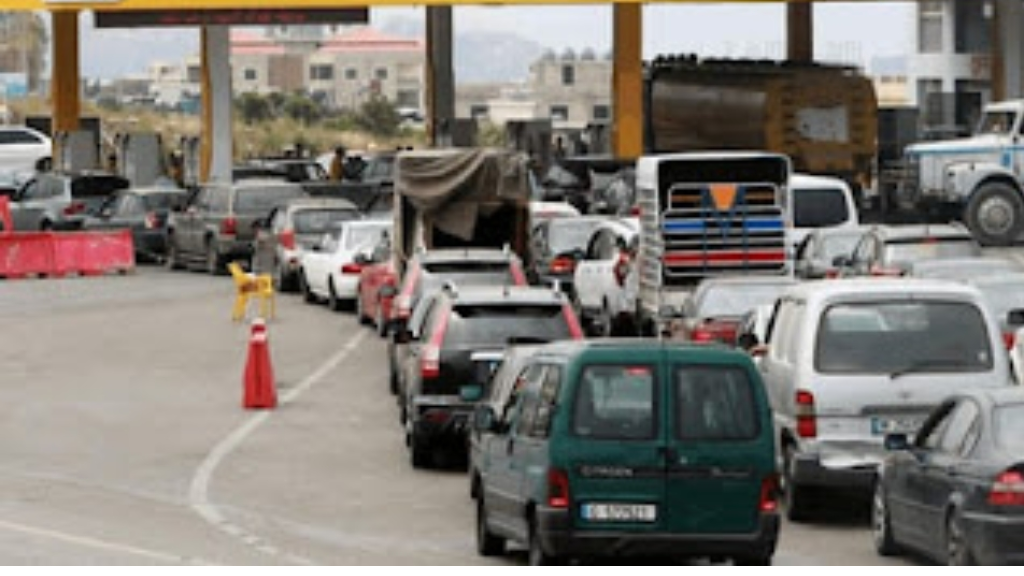كابوسٌ يُلاحق اللّبنانيّين... هل تعود طوابير البنزين؟