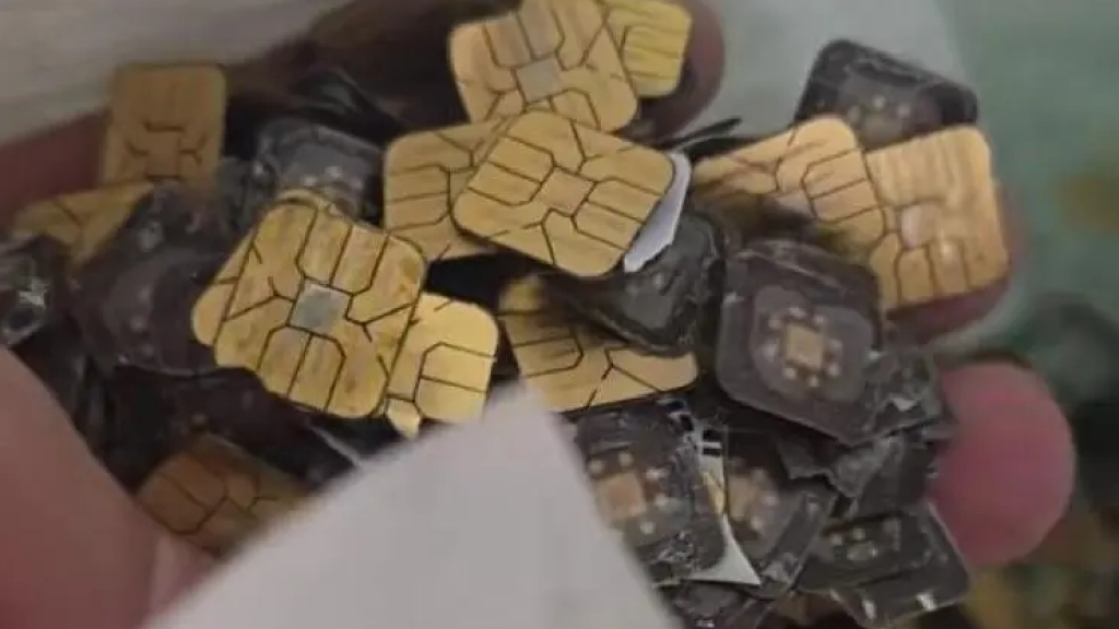 صيني يستخرج 191 غرامًا من الذهب من شرائح الهواتف القديمة.. ما القصة؟ 