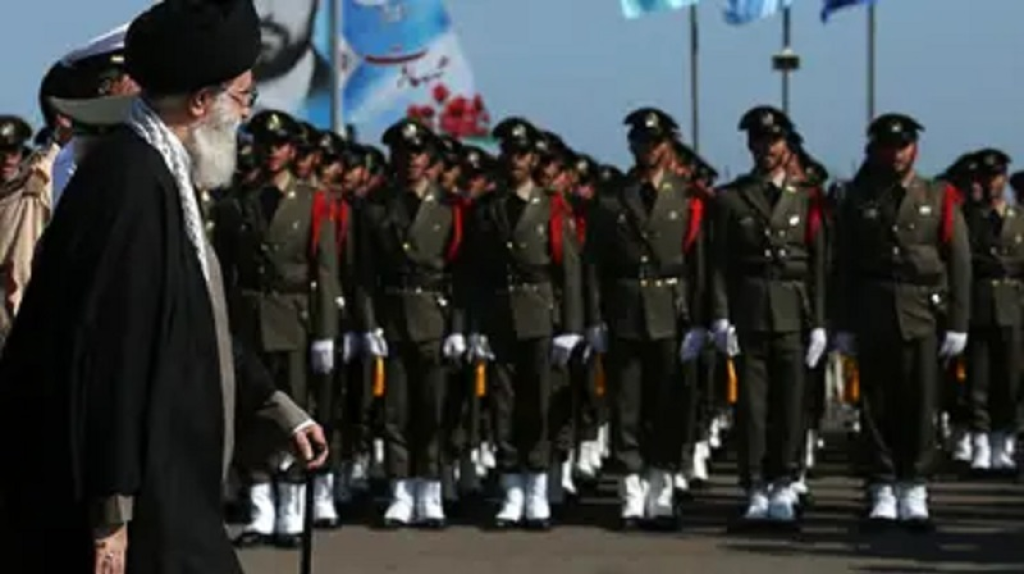 الجيش الإيراني: نقف إلى جانب “الحرس الثوري”