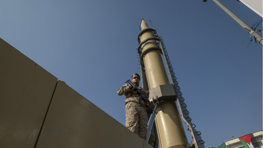 شمخاني: الرد الإيراني على أي ضربة أمريكية سيكون في عمق 