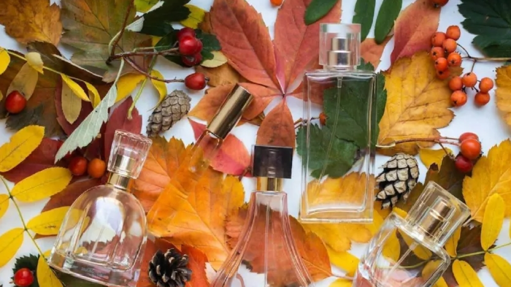 هل يجب تغيير العطر مع تغيير الفصول؟ دليلك لعطر يناسب كل موسم