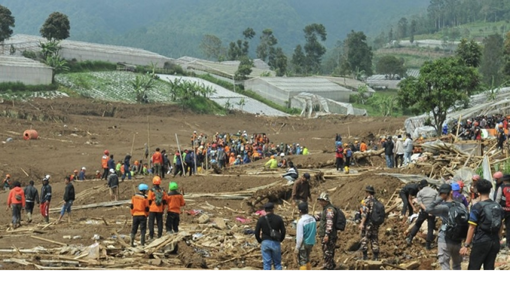 49 قتيلاً بانهيار أرضي في إندونيسيا (فيديو)