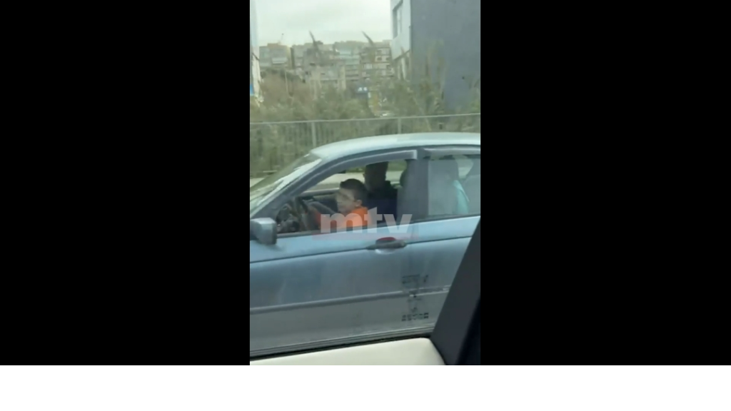 بالفيديو: مشهدٌ صادم على الطريق... طفلٌ يقود سيّارة!