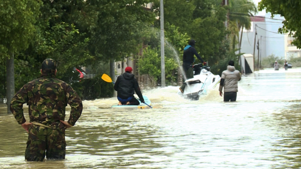 شاهد.. فيضانات عارمة تحول أحياء القصر الكبير بالمغرب إلى بحيرات مائية
