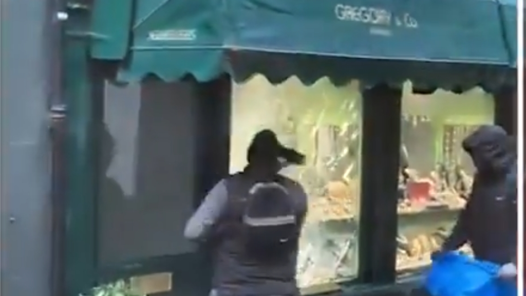 ‏سرقة في وضح النهار.. علناً ودون تدخل أحد! (فيديو)