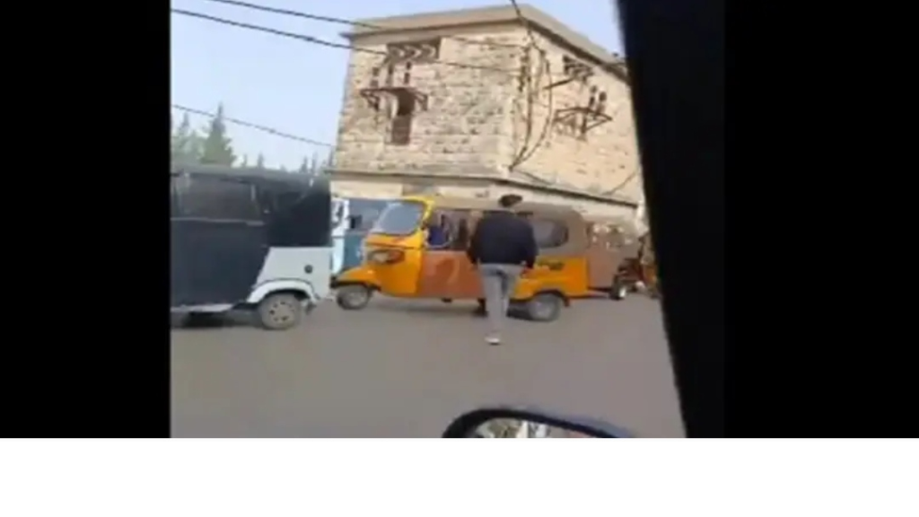 تجمع عدد كبير من سائقي “التوك توك” لقطع الطرقات