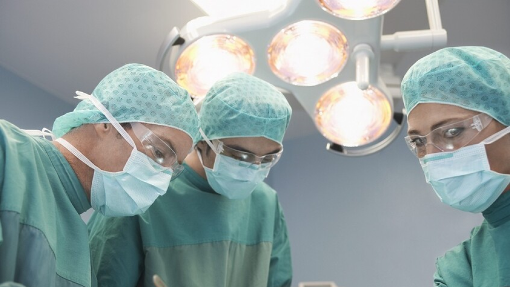 أطباء يصابون بالذهول خلال علاجهم حالة طارئة ويستدعون فرقة متفجرات للتعامل مع المريض