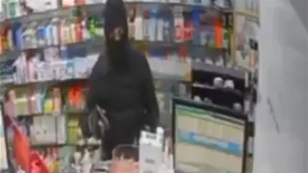 بالفيديو - طالبًا دواء إجهاض.. مسلّح يقتحم صيدلية في البترون!