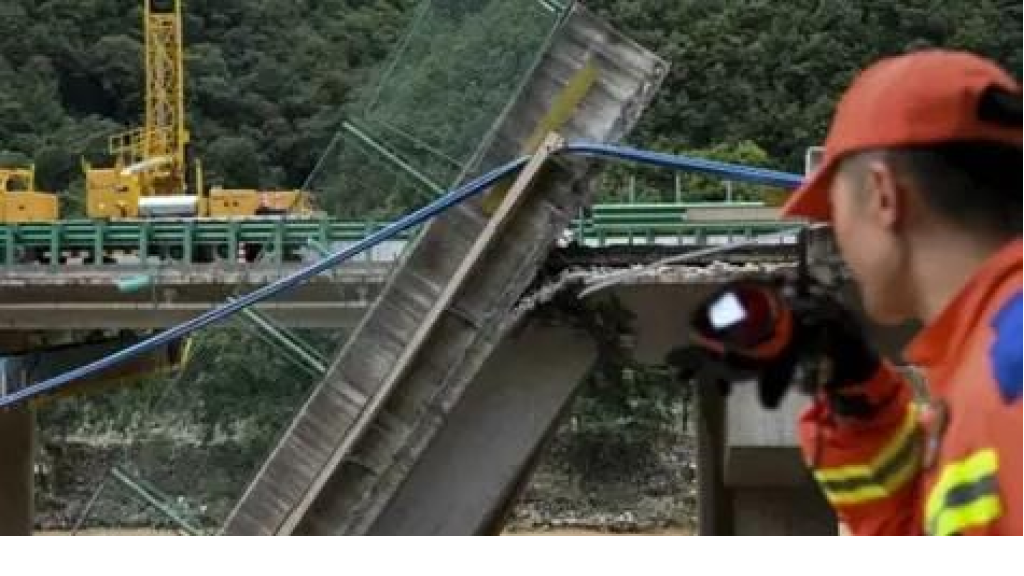 5 قتلى بانهيار جسر في الصين (فيديو) 