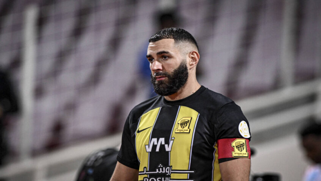 كريم بنزيما يوقع لنادي الهلال