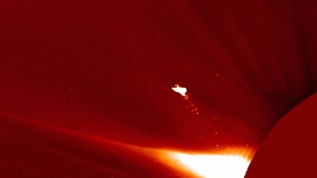 جسم غامض يشبه الطائر يظهر مجددا فوق الشمس!