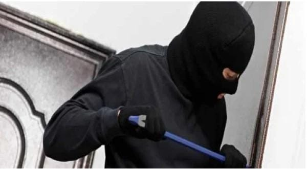 بالكسر والخلع سرقة لا تعرف الرحمة في الشويفات… طفل مريض ضحية عصابة من شابين وامرأة !!