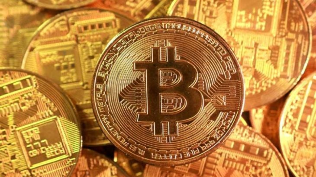 بتكوين تتراجع وتقترب من مستوى 70 ألف دولار