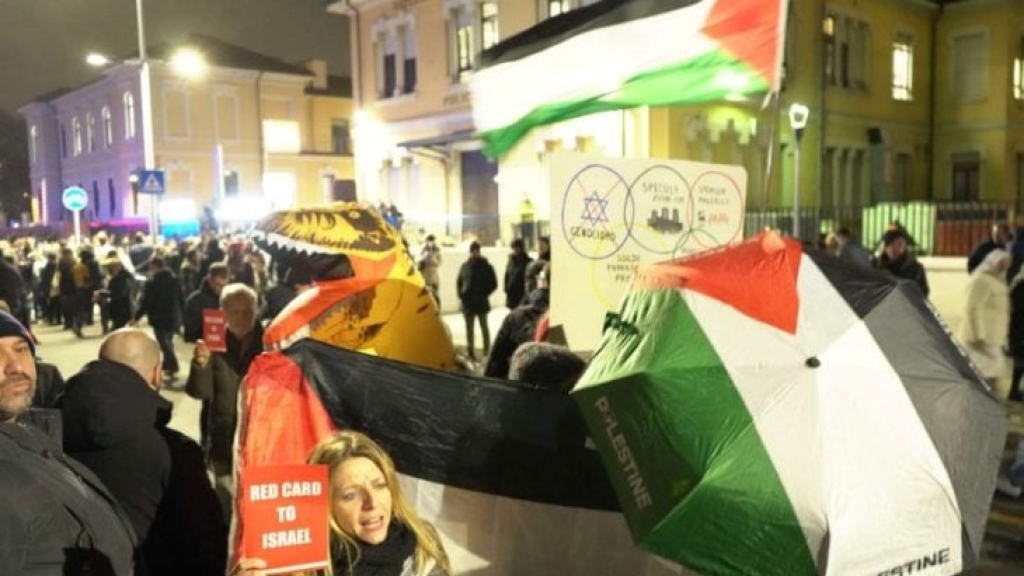 مئات الطلاب يحتجون ضد مشاركة إسرائيل بالألعاب الشتوية في ميلانو- (صور)