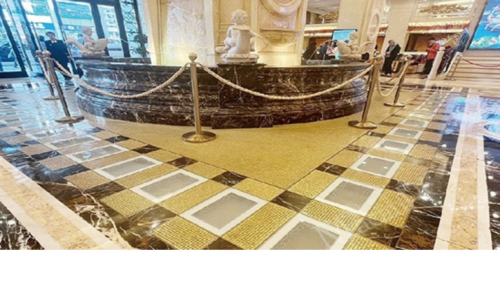 فندق يقتلع سبائك ذهبية من أرضية مدخله!