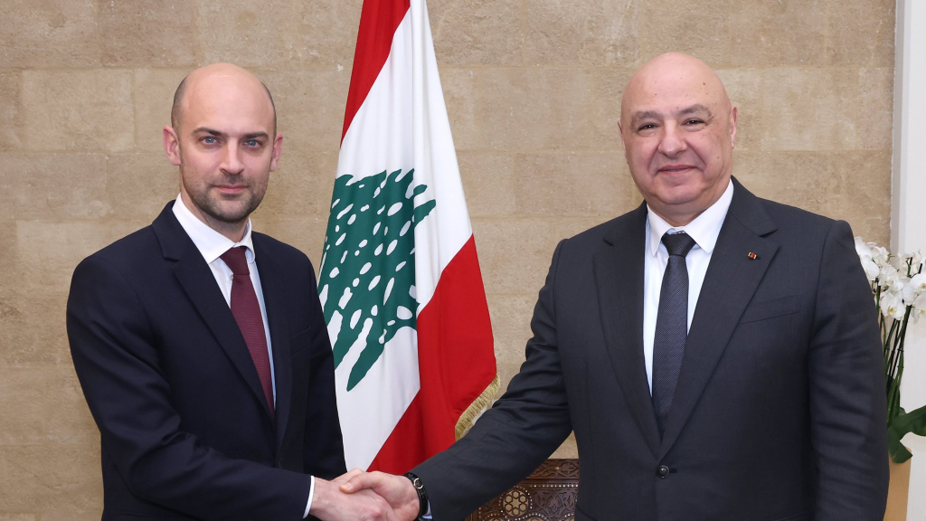 عون يثمّن جهود فرنسا في مؤتمر دعم الجيش